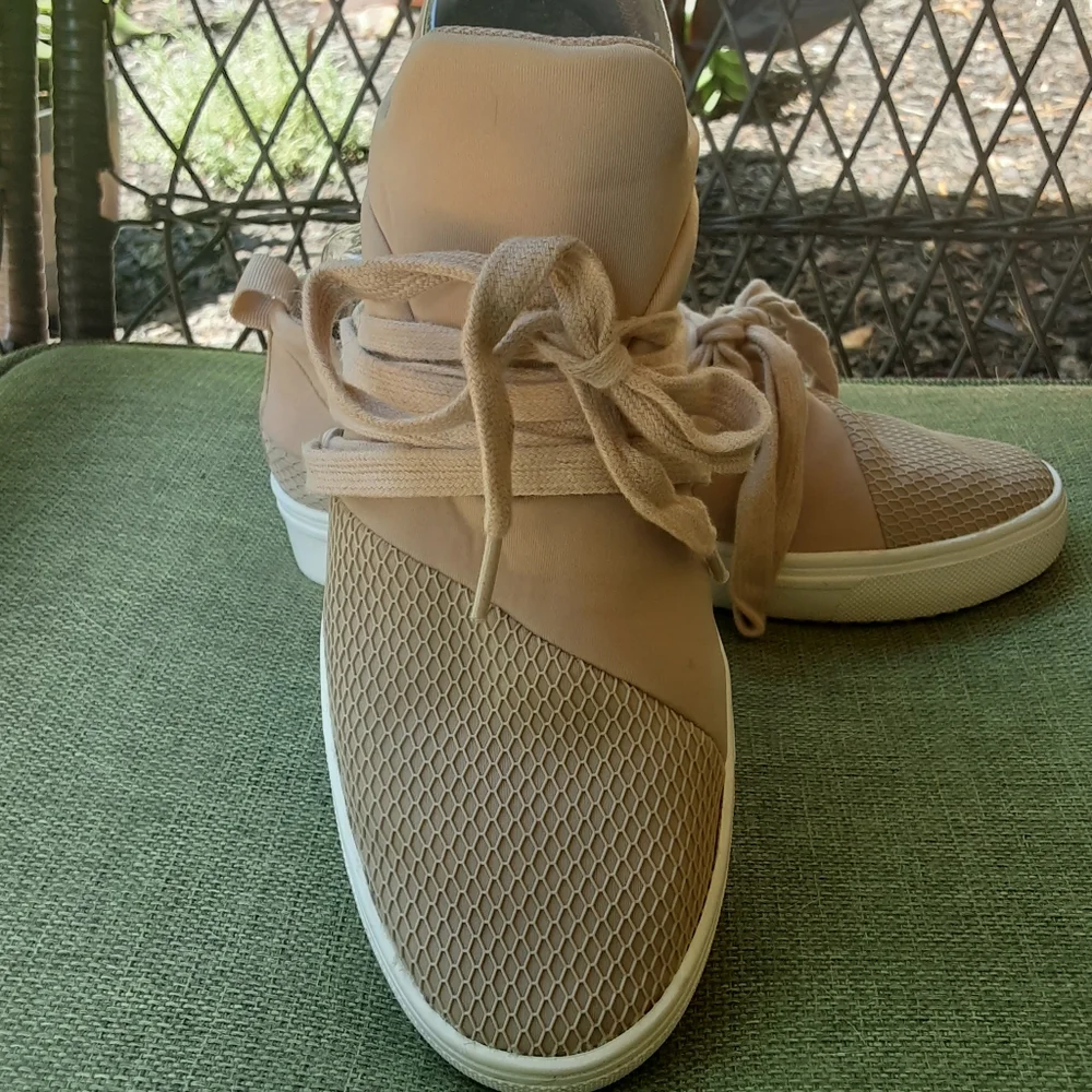 Steve Madden Blush Pink Lancer Soft Neoprene Fabric Sneakers Size 6.5.